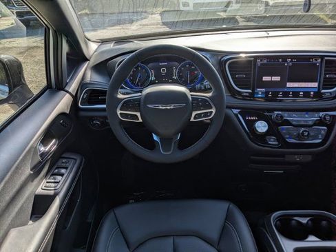 New 2026 Chrysler Pacifica Select image 18