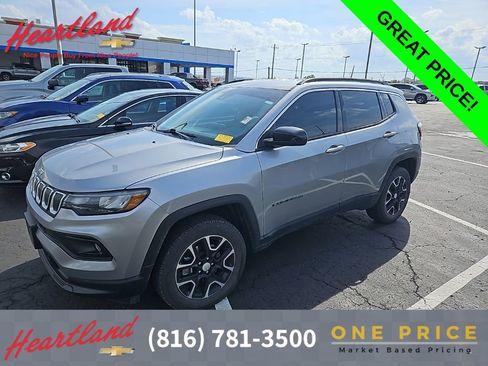 Used 2022 Jeep Compass Latitude image 1