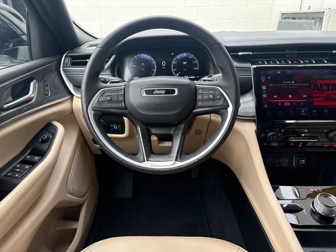 Used 2024 Jeep Grand Cherokee Limited image 16