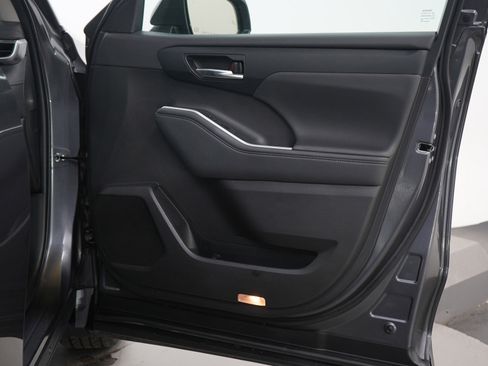 Used 2022 Toyota Highlander XLE image 11