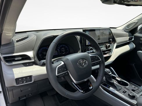 Certified 2026 Toyota Highlander Platinum AWD/4WD image 11