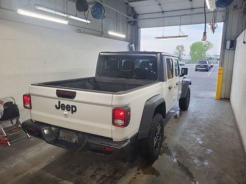 Used 2025 Jeep Gladiator Sport AWD/4WD image 3