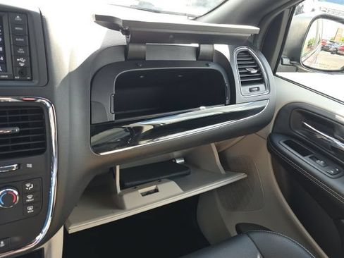 Used 2019 Dodge Grand Caravan SXT FWD image 15