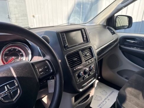 Used 2018 Dodge Grand Caravan SE w/ UConnect Hands-Free Group image 22