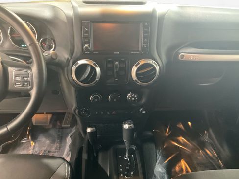 Used 2017 Jeep Wrangler Unlimited Rubicon w/ Cold Weather Group image 11