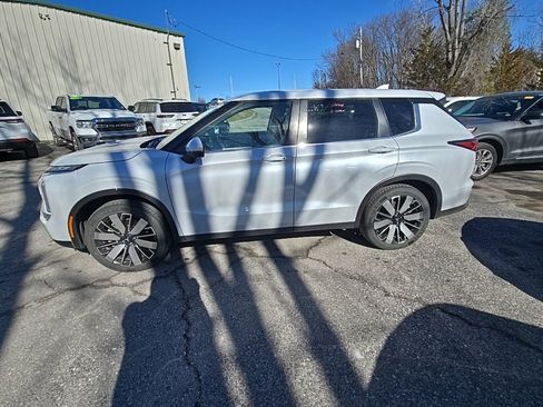 Used 2025 Mitsubishi Outlander SE image 3