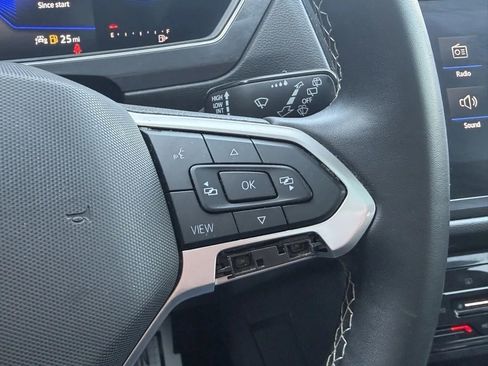 Used 2022 Volkswagen Tiguan SE image 17