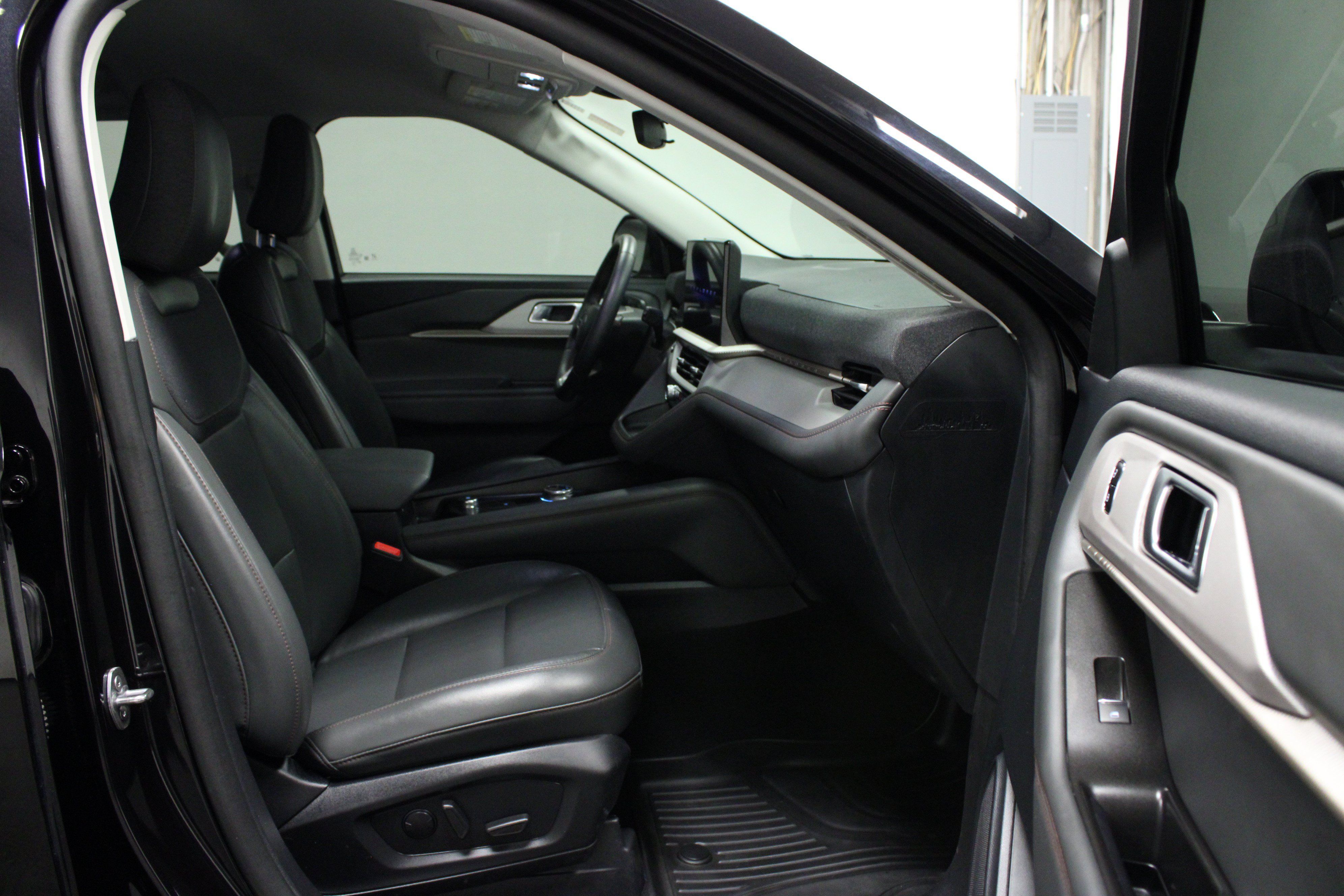 Used 2025 Ford Explorer Active w/ Active Comfort Package AWD/4WD image 17