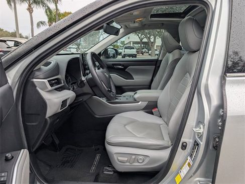 Used 2020 Toyota Highlander XLE image 10
