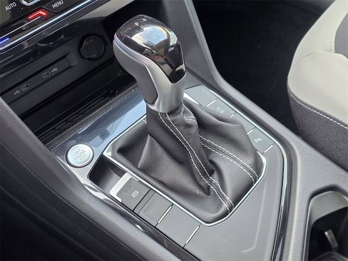 New 2026 Volkswagen Taos SE image 15