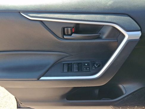 Used 2022 Toyota RAV4 LE image 12