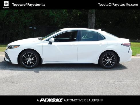 Used 2023 Toyota Camry SE FWD image 2