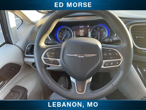 Used 2023 Chrysler Pacifica Touring-L image 12