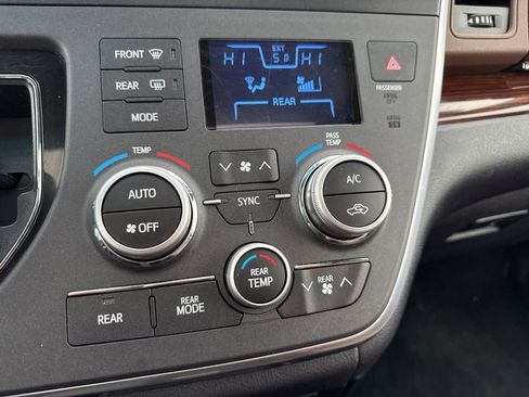 Used 2017 Toyota Sienna Limited image 41