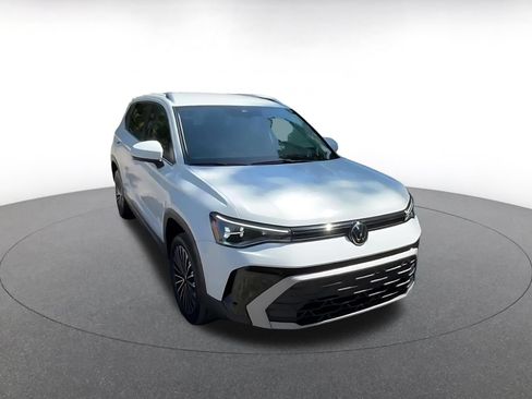 Used 2026 Volkswagen Taos SE FWD image 2