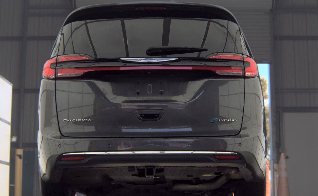 Used 2021 Chrysler Pacifica Limited w/ Uconnect Theater Family Group FWD image 19