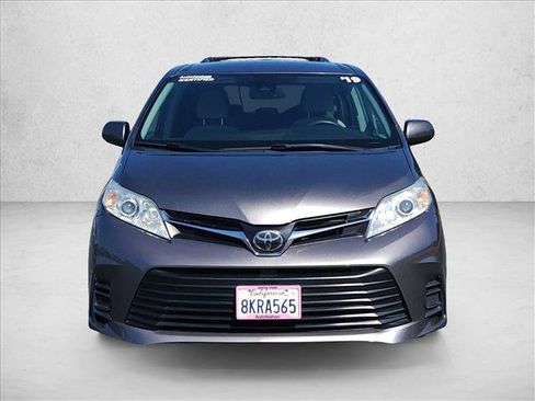 Used 2019 Toyota Sienna LE w/ Carpet Mat Package FWD image 2
