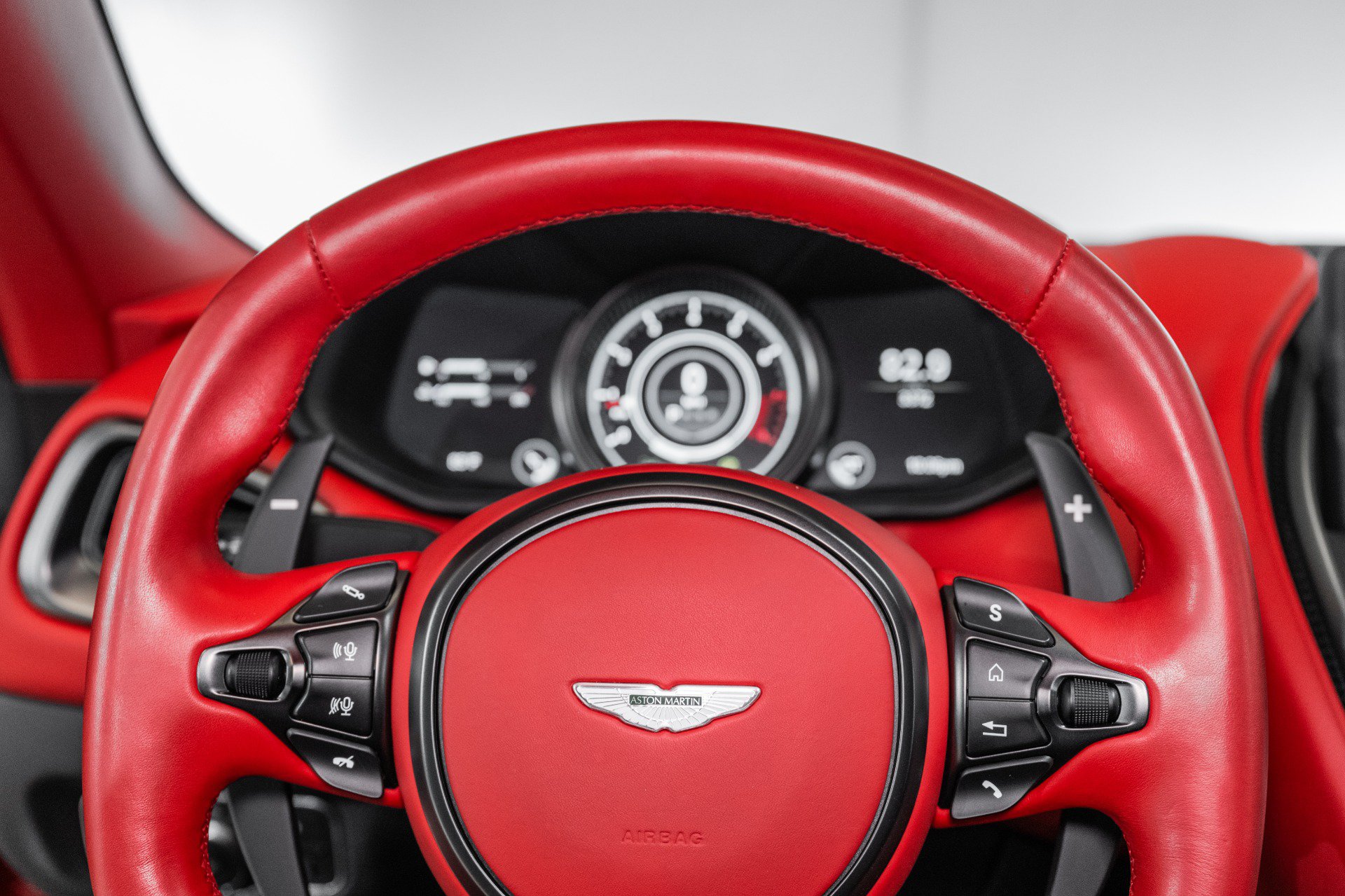 Used 2023 Aston Martin DB11 Coupe RWD image 10