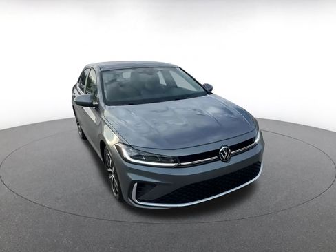 Used 2025 Volkswagen Jetta SE image 3