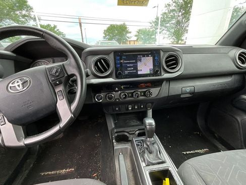Used 2018 Toyota Tacoma TRD Sport AWD/4WD image 9