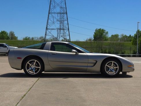 Used 2000 Chevrolet Corvette Coupe w/ Roof Pkg RWD image 7