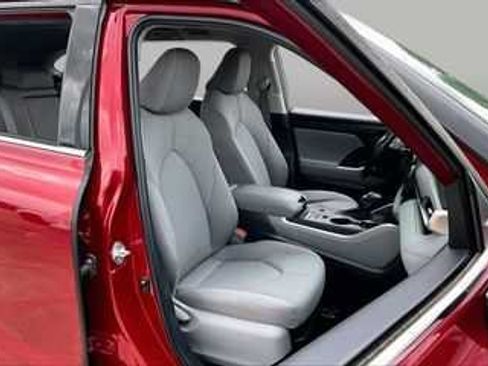 Used 2022 Toyota Highlander LE FWD image 16