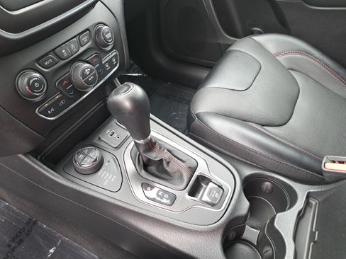 Used 2022 Jeep Cherokee Trailhawk w/ Sun, Sound & Nav Group AWD/4WD image 24