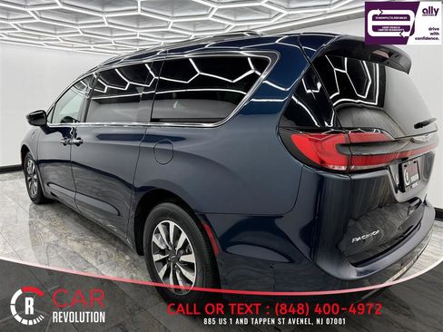 Used 2021 Chrysler Pacifica Touring-L FWD image 4