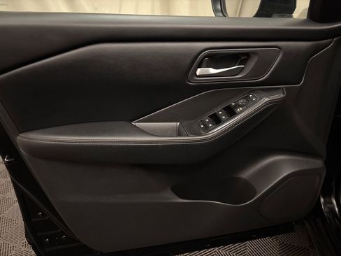 Used 2024 Nissan Rogue SV image 11