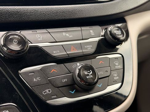 Used 2019 Chrysler Pacifica Touring-L FWD image 35
