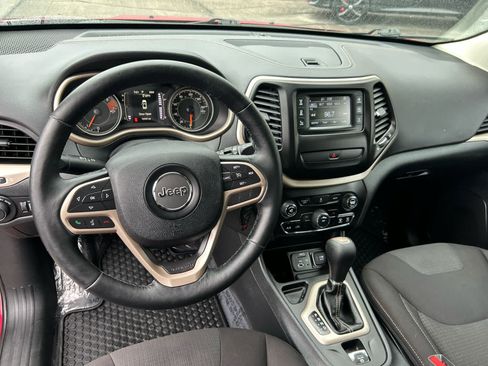 Used 2017 Jeep Cherokee Latitude w/ Cold Weather Group FWD image 13