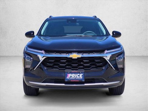 Used 2025 Chevrolet Trax LT FWD image 2