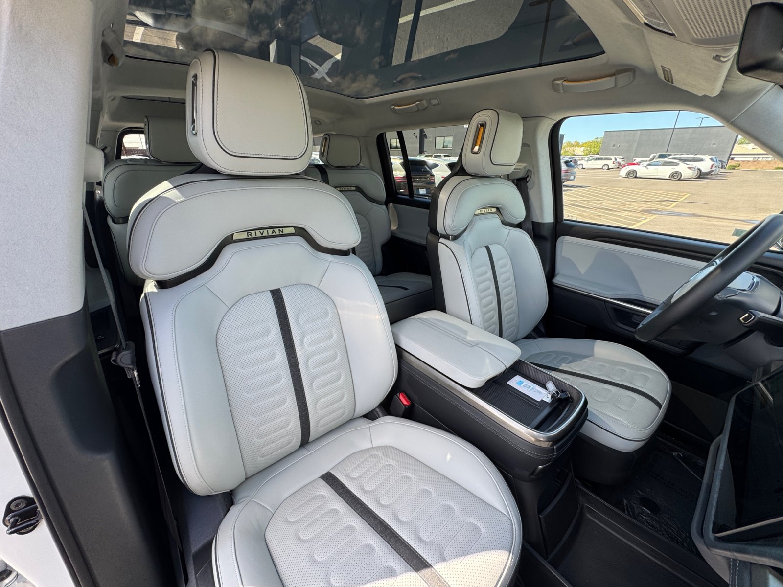 Used 2025 Rivian R1S Adventure Dual AWD/4WD image 31