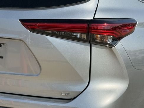 Used 2022 Toyota Highlander LE FWD image 7