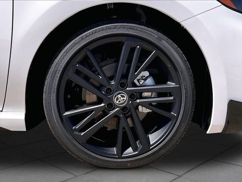 New 2026 Toyota Camry Hybrid FWD image 12