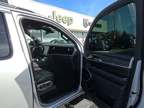 Used 2022 Jeep Wagoneer Series III w/ Premium Group I image 17