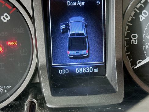 Used 2017 Toyota Tacoma TRD Off-Road image 13