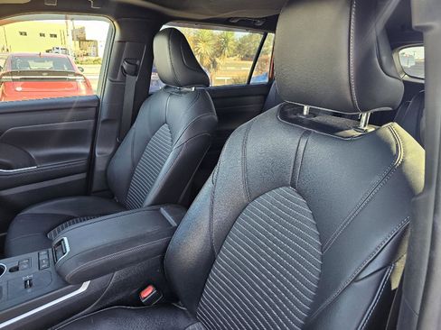 Used 2021 Toyota Highlander XSE image 19