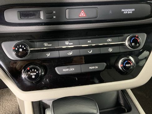 Used 2017 Kia Sedona LX w/ LX Essentials Premium Package image 12
