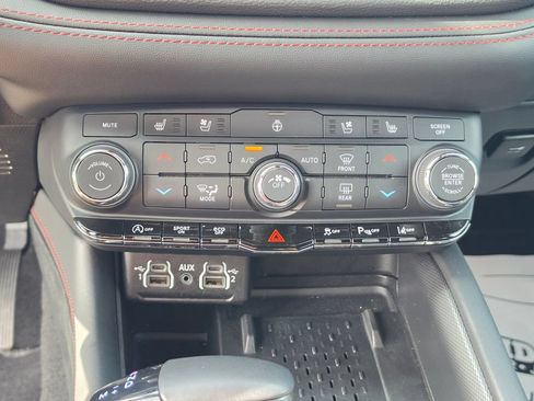 Used 2025 Dodge Durango GT AWD/4WD image 23