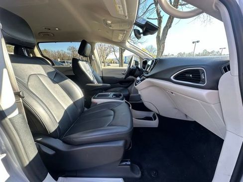Used 2024 Chrysler Pacifica Touring-L image 20