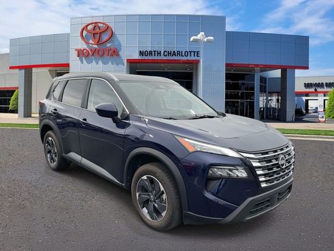 Used 2025 Nissan Rogue SV w/ SV Premium Package image 3