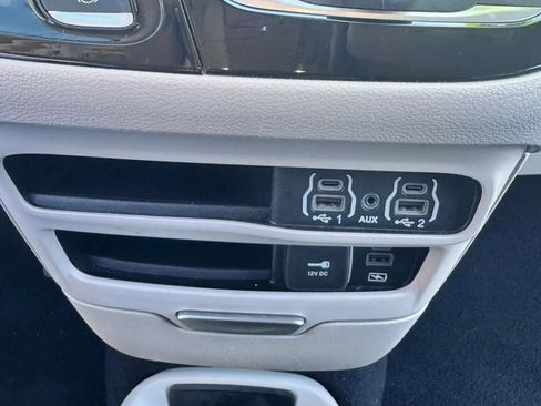 Used 2022 Chrysler Pacifica Touring-L FWD image 11