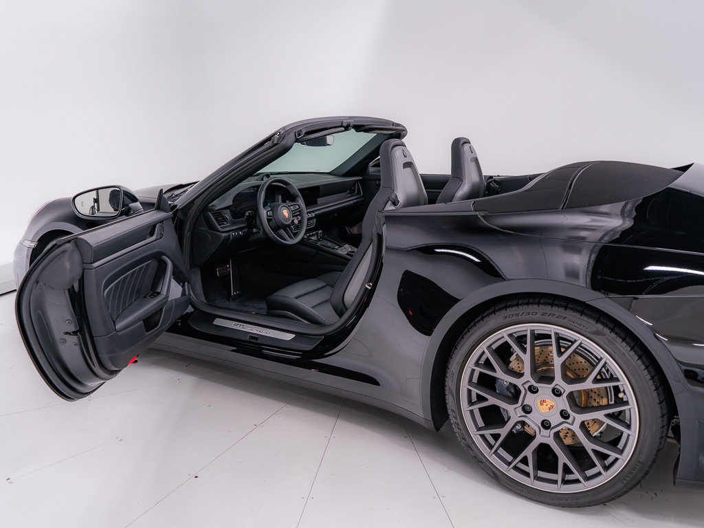 Used 2025 Porsche 911 Carrera RWD image 17
