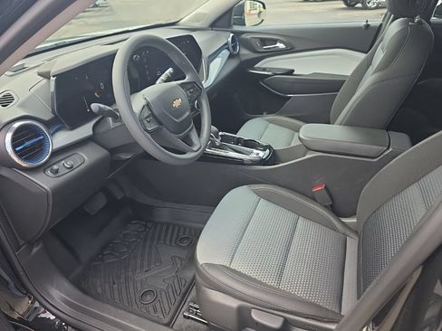 Used 2025 Chevrolet Trax LT FWD image 8