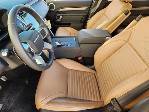 Used 2024 Land Rover Discovery Dynamic SE image 13