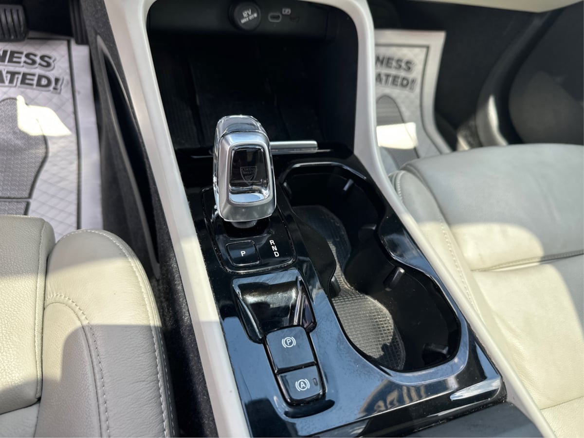 Used 2023 Volvo XC40 B5 Plus AWD/4WD image 12