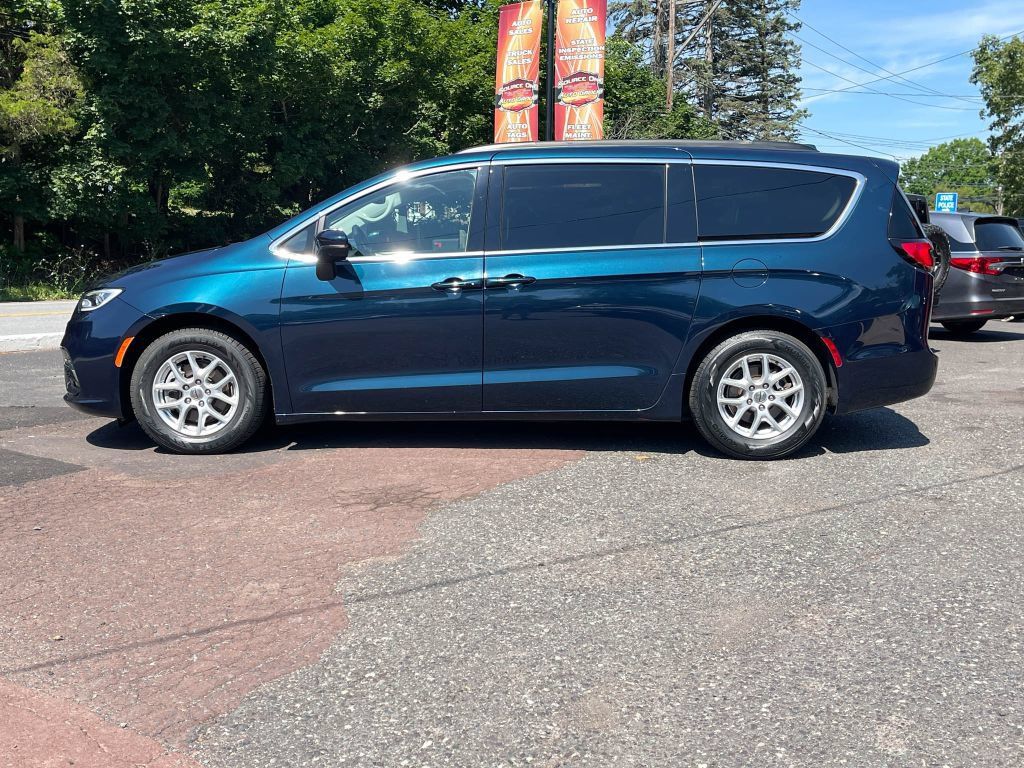 Used 2022 Chrysler Pacifica Touring-L FWD image 2