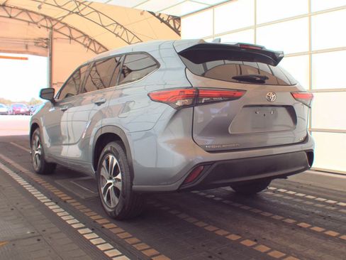 Used 2022 Toyota Highlander XLE FWD image 6