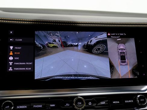 Used 2024 Bentley Flying Spur V8 image 18